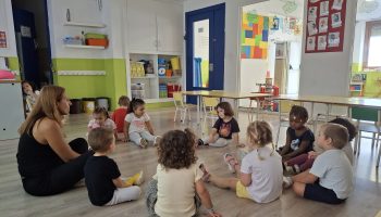 Alumnes d'educació infantil de l'escola FEDAC Canet-Yglesias amb la seva mestra a l'hora del conte.