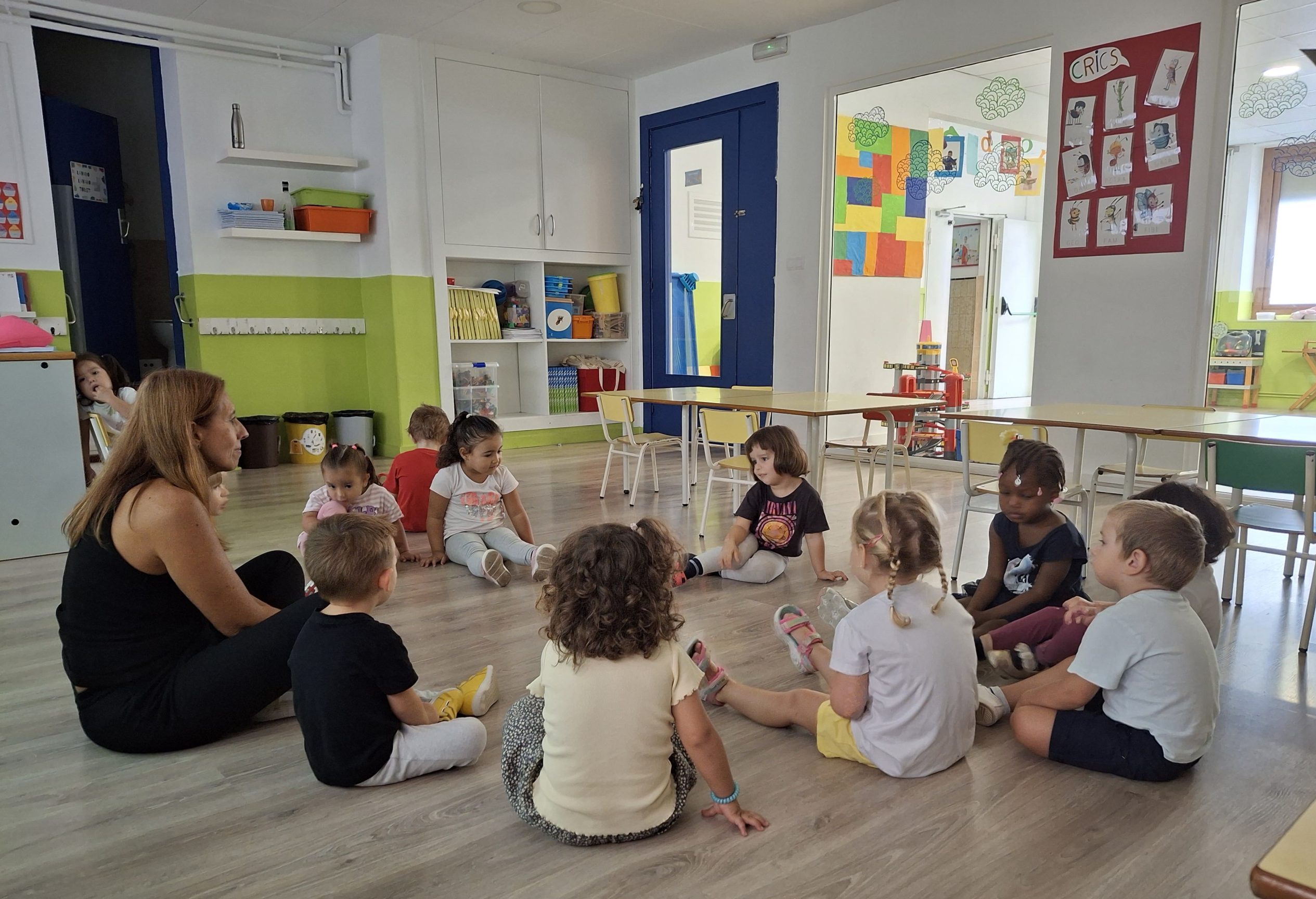 Alumnes d'educació infantil de l'escola FEDAC Canet-Yglesias amb la seva mestra a l'hora del conte.