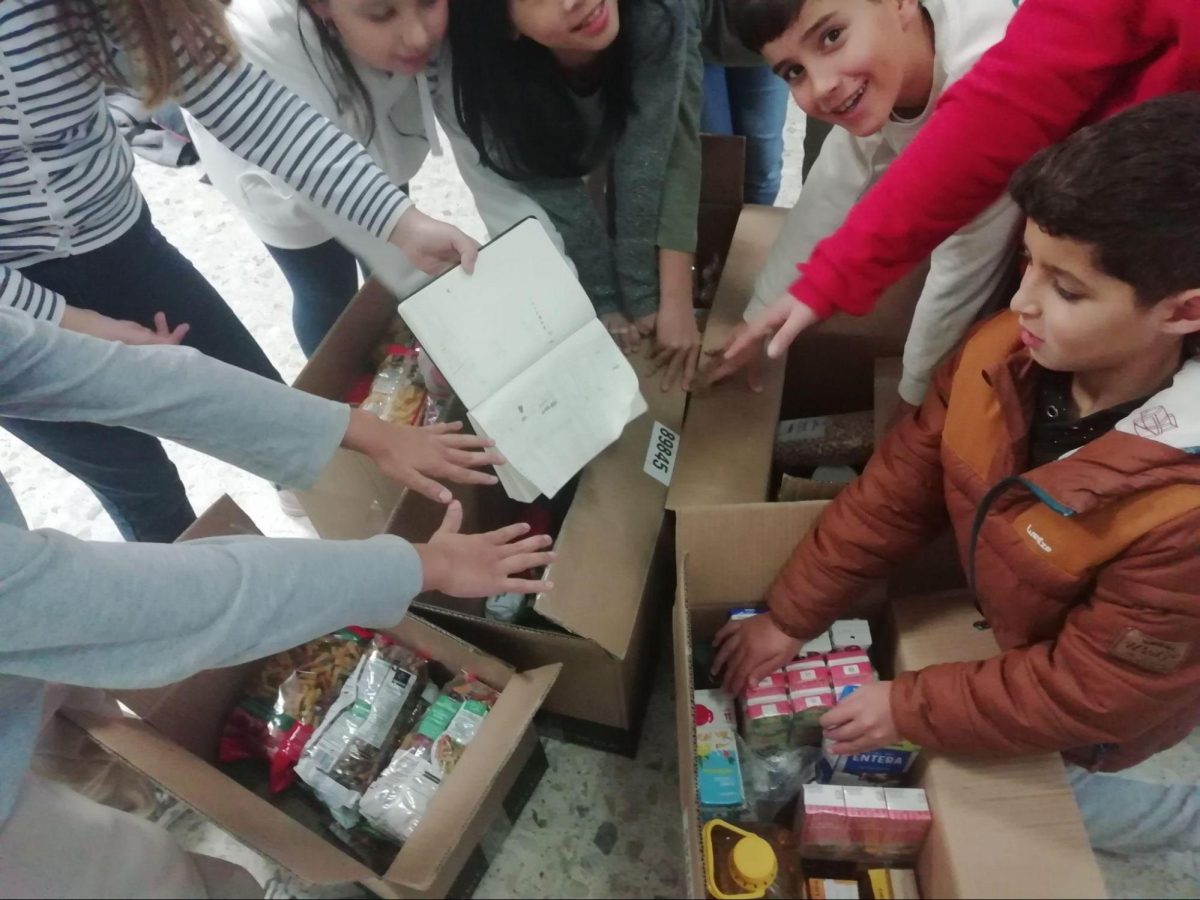 La imatge demostra l'esperit solidari dels alumnes i l'impacte positiu que tenen en la comunitat. Això reforça els valors de responsabilitat i empatia que es promouen a l'escola.